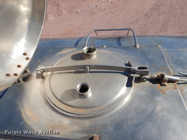 image for item HS9457 2003 International 7400  tank truck