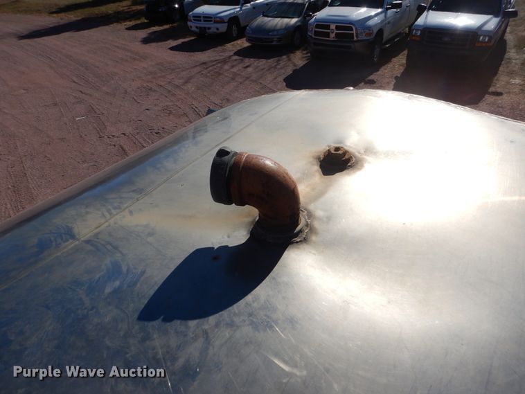 image for item HS9457 2003 International 7400  tank truck