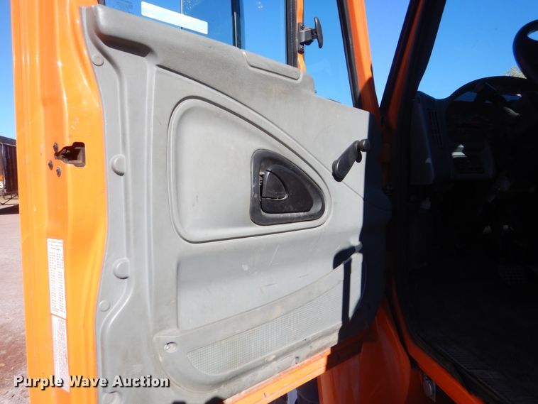 image for item HS9457 2003 International 7400  tank truck