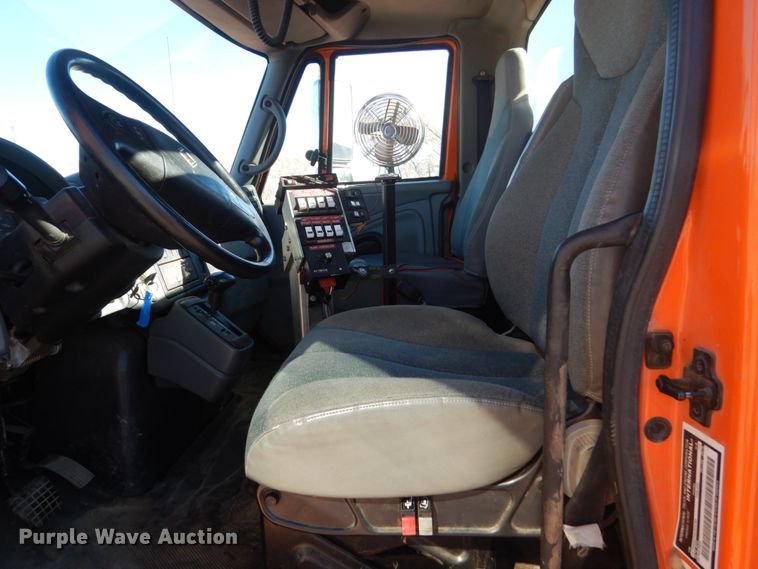 image for item HS9457 2003 International 7400  tank truck