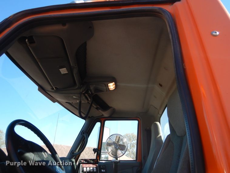 image for item HS9457 2003 International 7400  tank truck