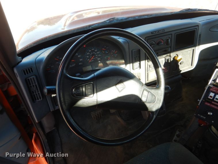 image for item HS9457 2003 International 7400  tank truck