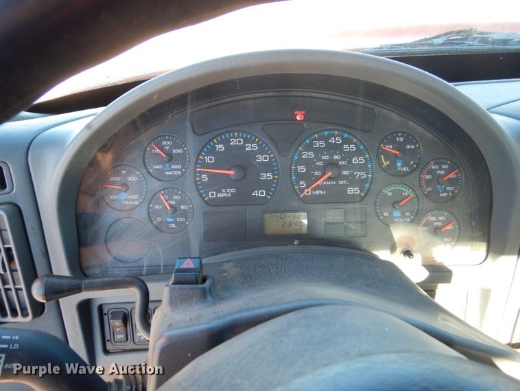 image for item HS9457 2003 International 7400  tank truck