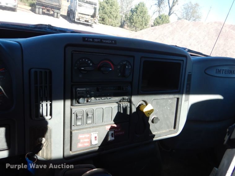 image for item HS9457 2003 International 7400  tank truck