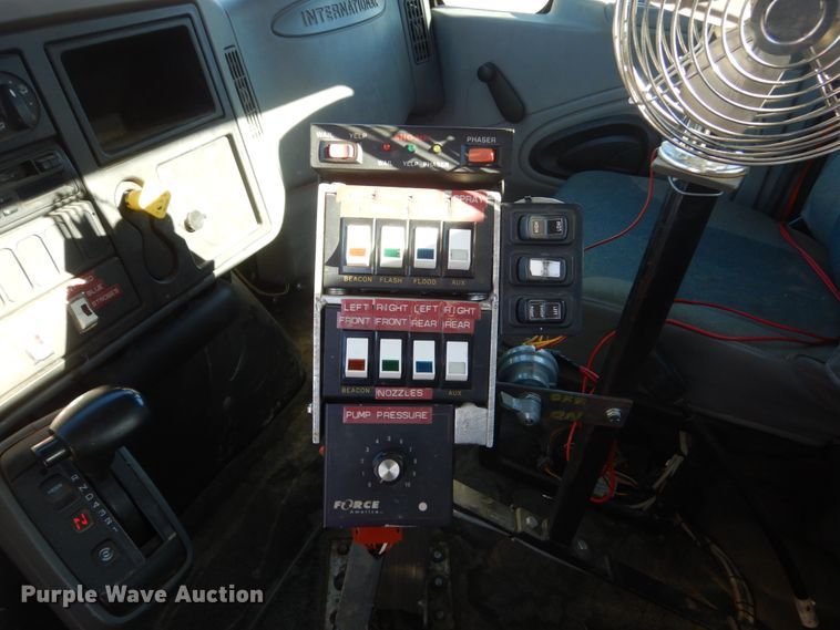 image for item HS9457 2003 International 7400  tank truck