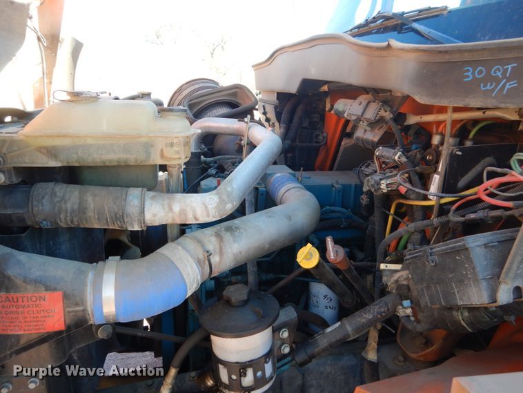 image for item HS9457 2003 International 7400  tank truck