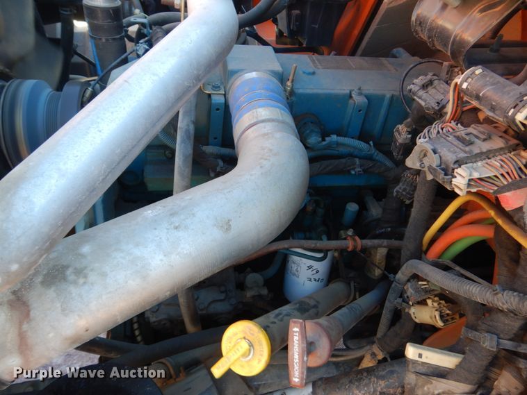 image for item HS9457 2003 International 7400  tank truck