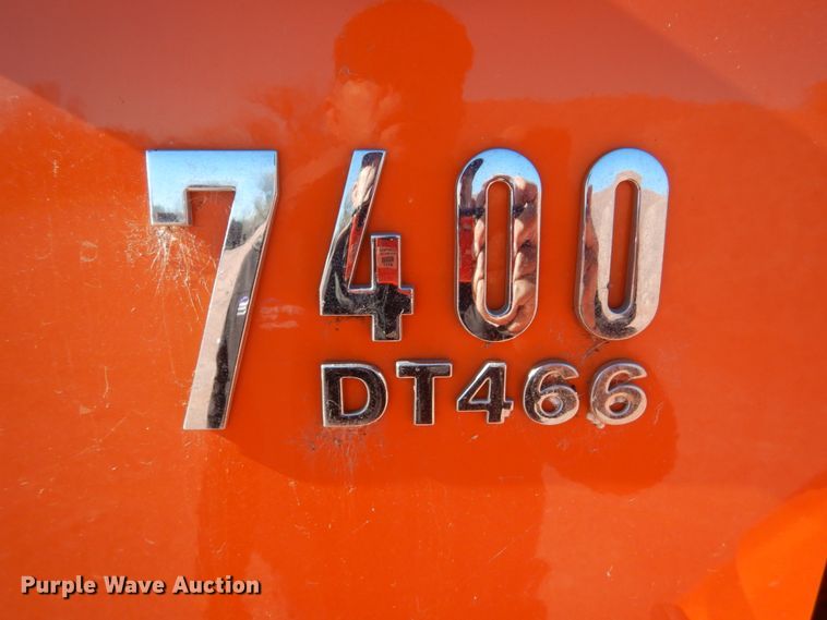 image for item HS9457 2003 International 7400  tank truck