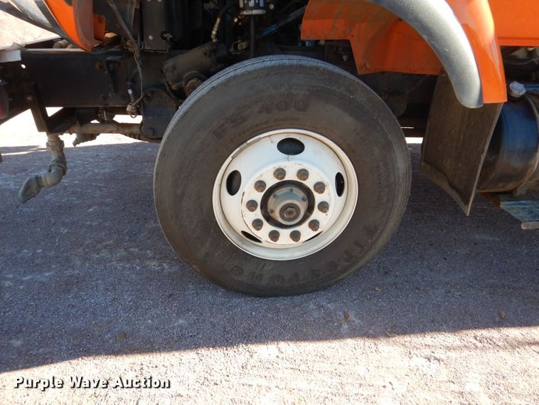 image for item HS9457 2003 International 7400  tank truck