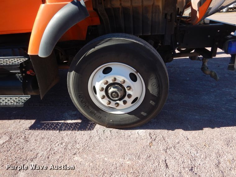 image for item HS9457 2003 International 7400  tank truck