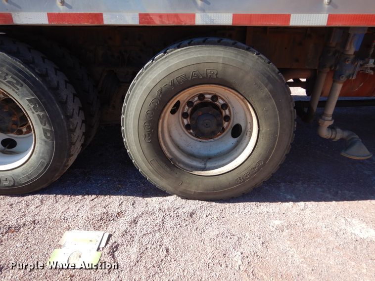 image for item HS9457 2003 International 7400  tank truck