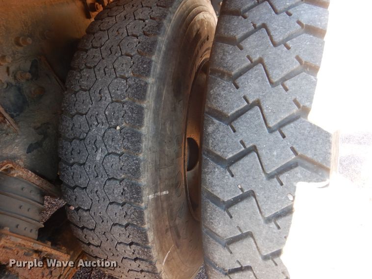 image for item HS9457 2003 International 7400  tank truck