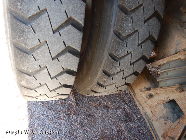 image for item HS9457 2003 International 7400  tank truck