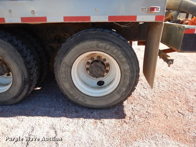 image for item HS9457 2003 International 7400  tank truck