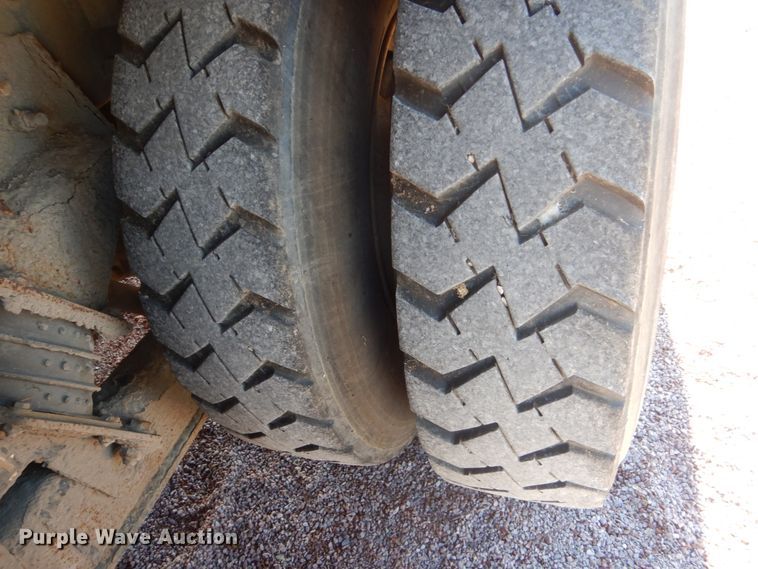 image for item HS9457 2003 International 7400  tank truck