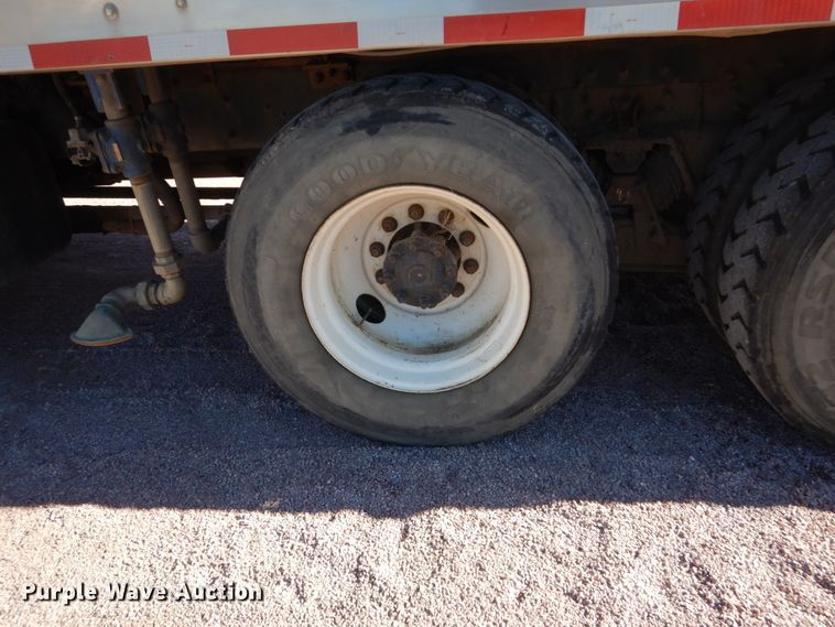 image for item HS9457 2003 International 7400  tank truck