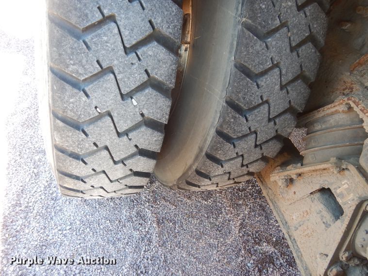 image for item HS9457 2003 International 7400  tank truck