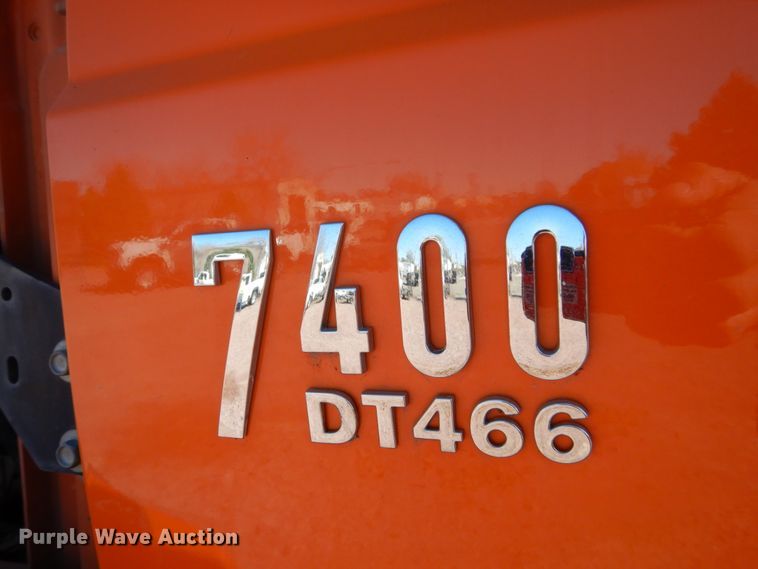 image for item HS9457 2003 International 7400  tank truck