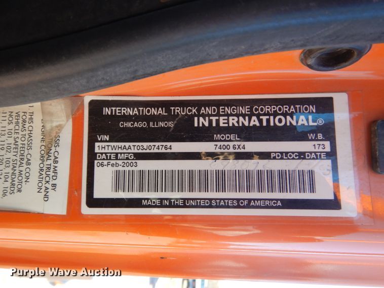 image for item HS9457 2003 International 7400  tank truck