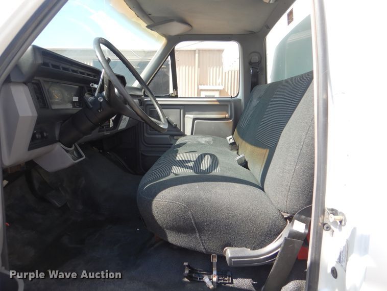 image for item AE9702 1998 Ford F700  box truck