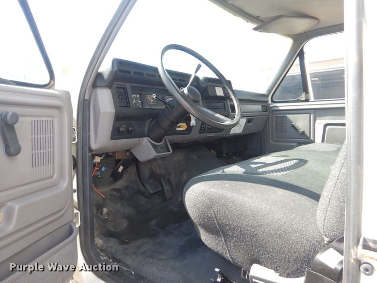 image for item AE9702 1998 Ford F700  box truck