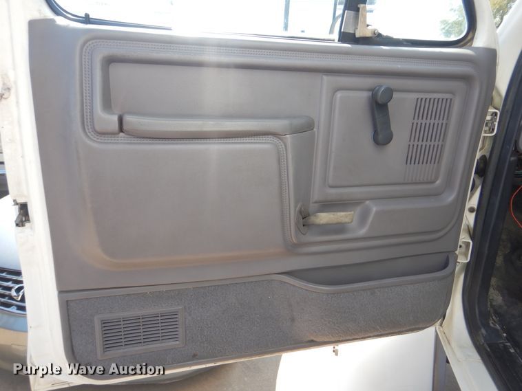 image for item AE9702 1998 Ford F700  box truck