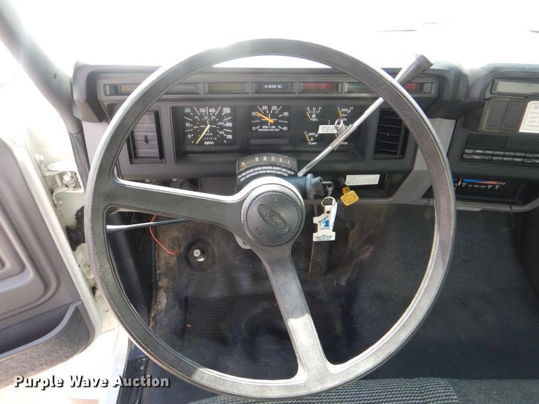 image for item AE9702 1998 Ford F700  box truck