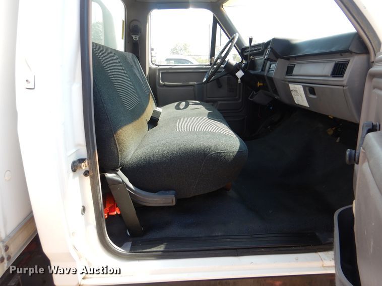 image for item AE9702 1998 Ford F700  box truck