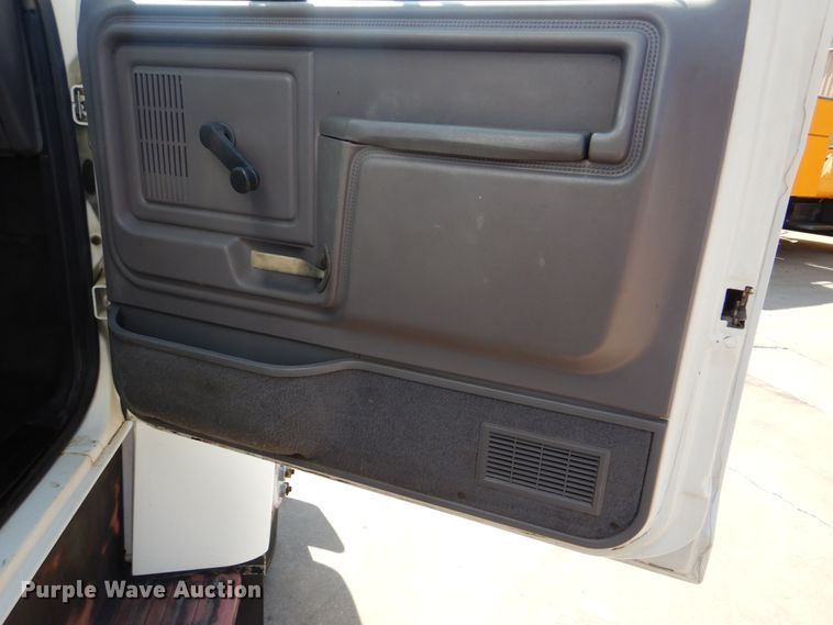 image for item AE9702 1998 Ford F700  box truck