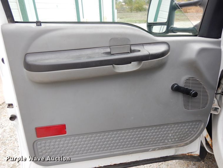 image for item DF6707 2005 Ford F550 Super Duty  flatbed truck