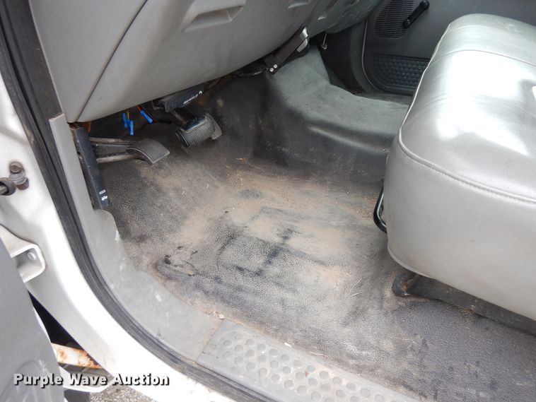 image for item DF6707 2005 Ford F550 Super Duty  flatbed truck