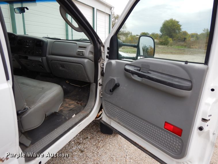 image for item DF6707 2005 Ford F550 Super Duty  flatbed truck