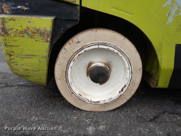 image for item DH3378 Clark CGC30  forklift