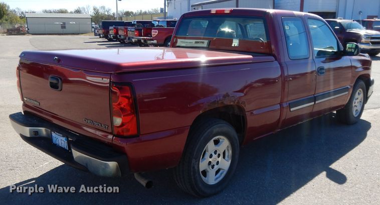 image for item DH3388 2005 Chevrolet Silverado 1500  Ext. Cab pickup truck