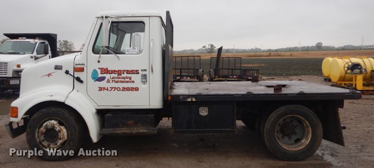 image for item DH5230 2001 International 4700  flatbed truck