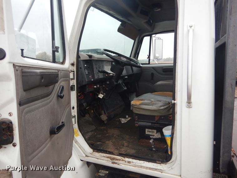 image for item DH5230 2001 International 4700  flatbed truck