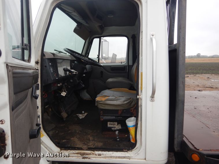 image for item DH5230 2001 International 4700  flatbed truck