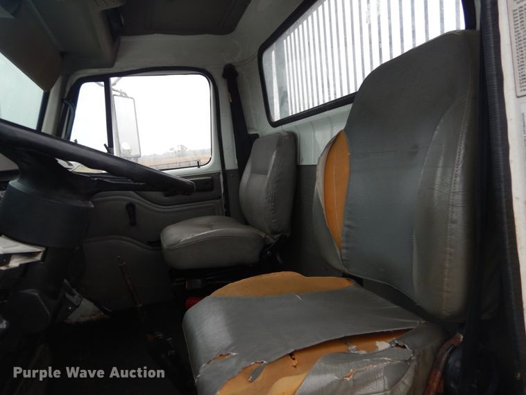 image for item DH5230 2001 International 4700  flatbed truck