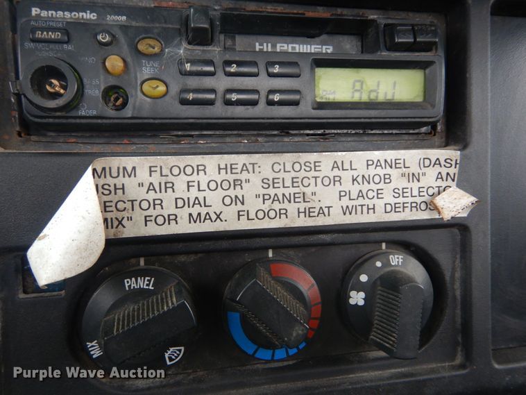 image for item DH5230 2001 International 4700  flatbed truck