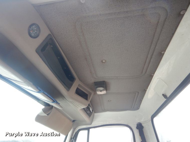 image for item DH5230 2001 International 4700  flatbed truck