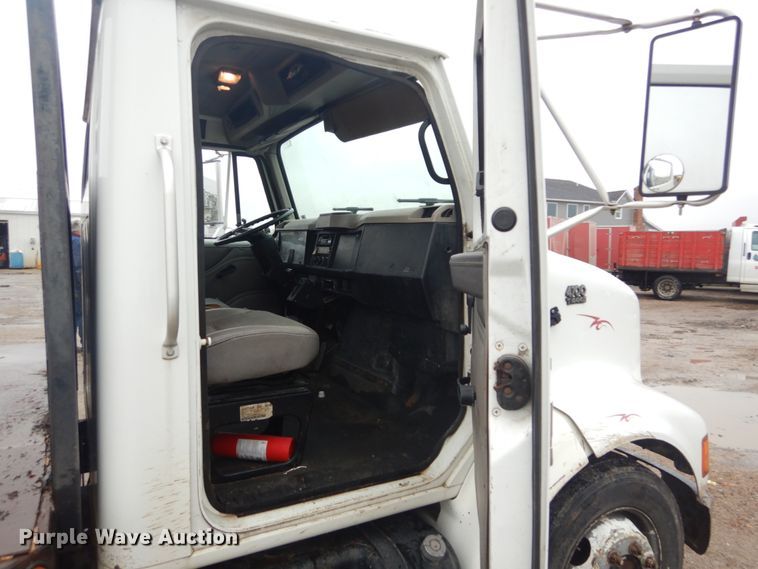 image for item DH5230 2001 International 4700  flatbed truck