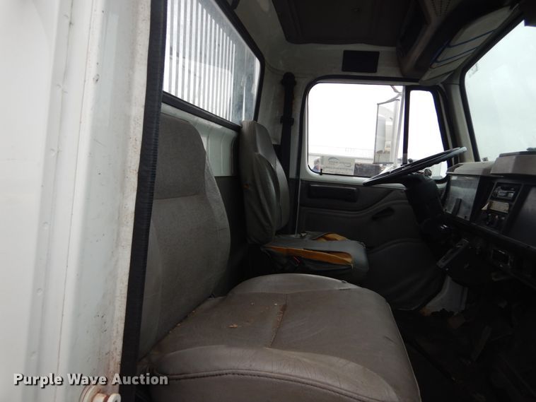 image for item DH5230 2001 International 4700  flatbed truck