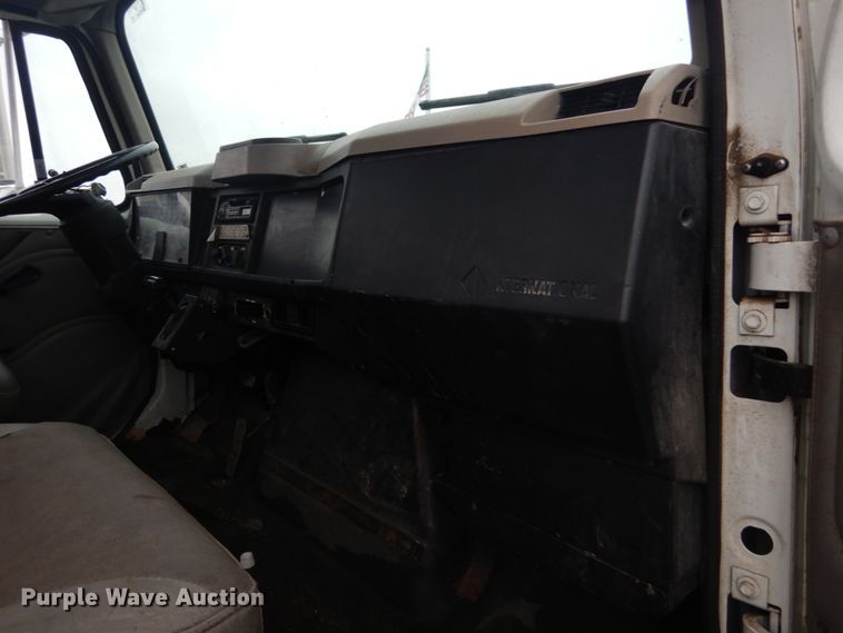 image for item DH5230 2001 International 4700  flatbed truck