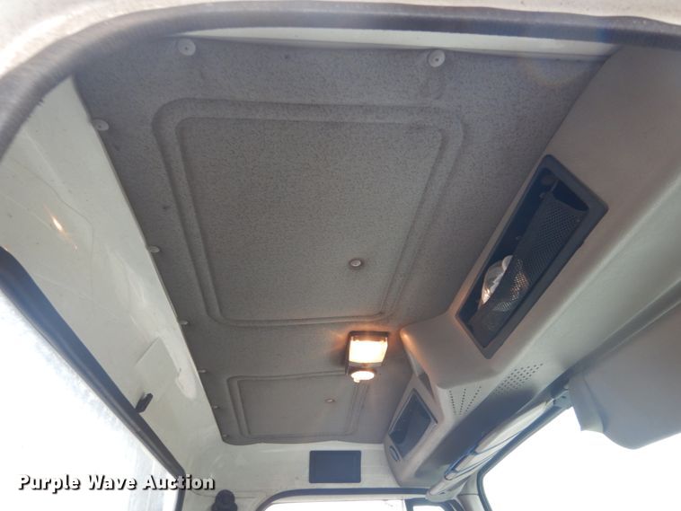 image for item DH5230 2001 International 4700  flatbed truck