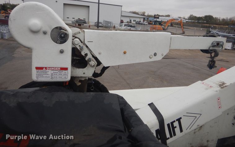 image for item DH5241 2007 International 4200  bucket truck