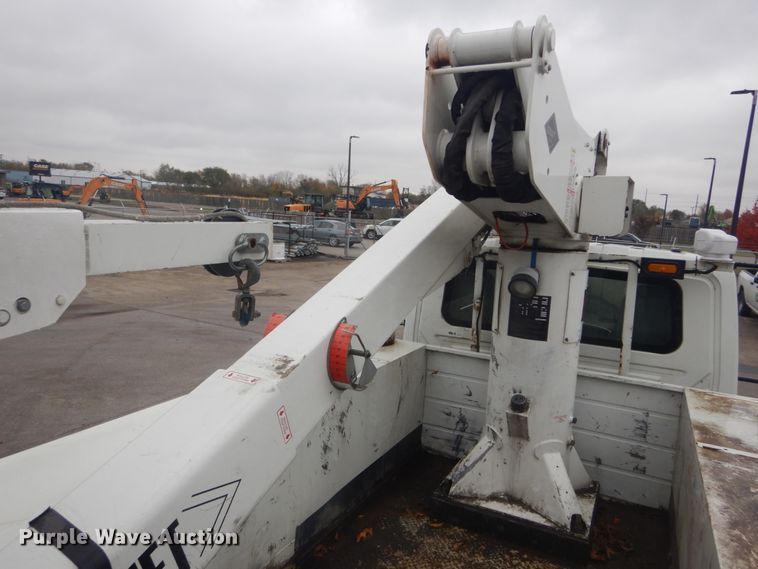image for item DH5241 2007 International 4200  bucket truck