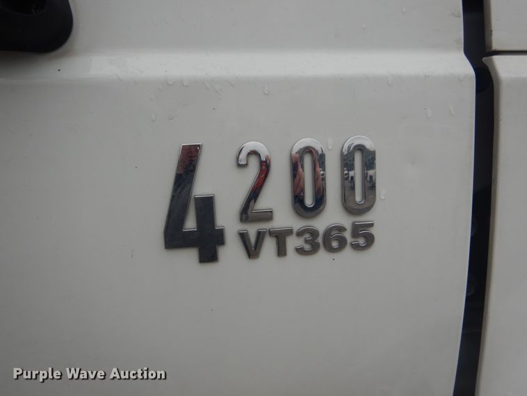 image for item DH5241 2007 International 4200  bucket truck