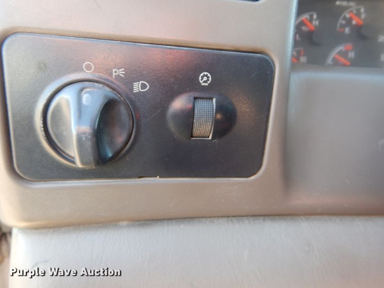 image for item DI1014 2001 Ford F450 Super Duty XL  flatbed truck