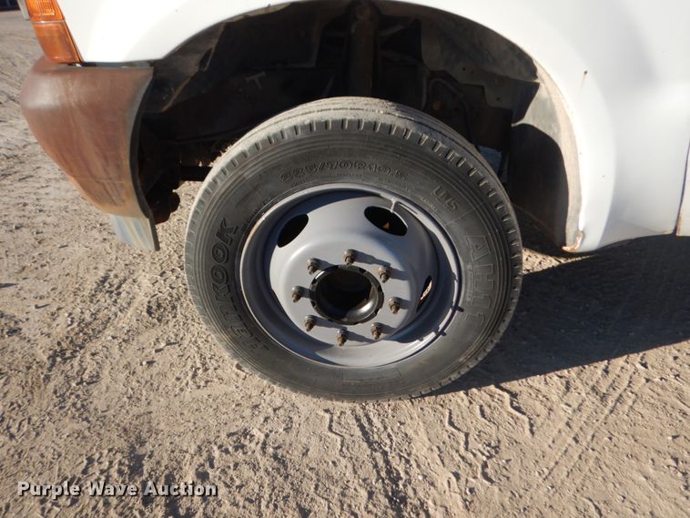 image for item DI1014 2001 Ford F450 Super Duty XL  flatbed truck