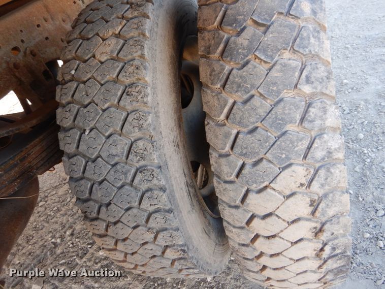 image for item DI1014 2001 Ford F450 Super Duty XL  flatbed truck